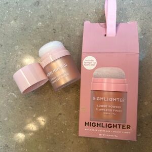 NIB Loose PowderVelvet Finish Highlighter - flattering champagne shade for all🌸